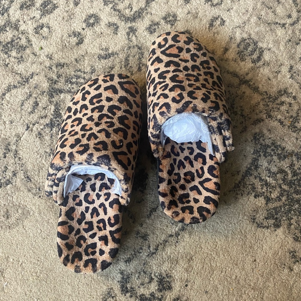 BRAND NEW Vionoc indoor/outdoor slip ons size 8